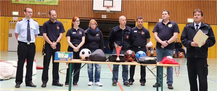 Bei der Siegerehrung sollte niemand leer ausgehen.