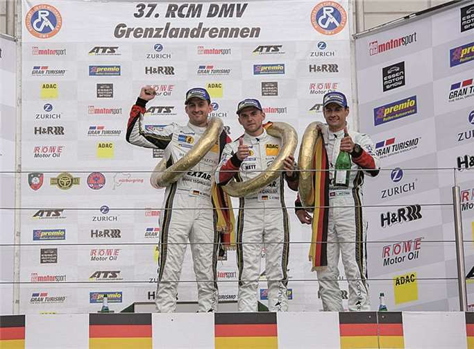 Bei der Siegerehrung (v.l.): Manuel Metzger, Christian Schmitz, Ivan Jacoma. privat