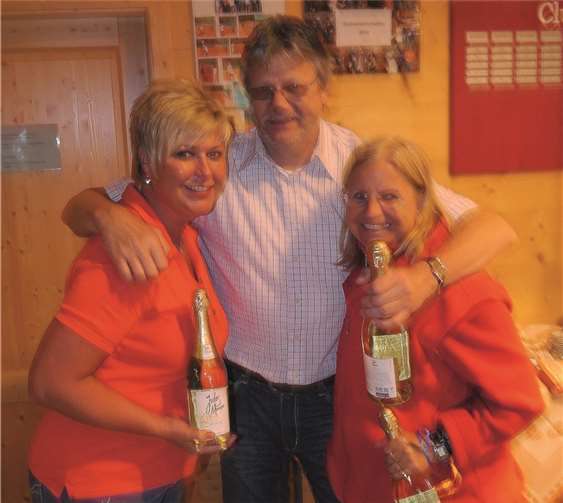 Bei der Siegerehrung: v.l. Sabine Röber, Werner Müller (Geschäftsführer TC Steimel) und Isolde LuxTC Steimel