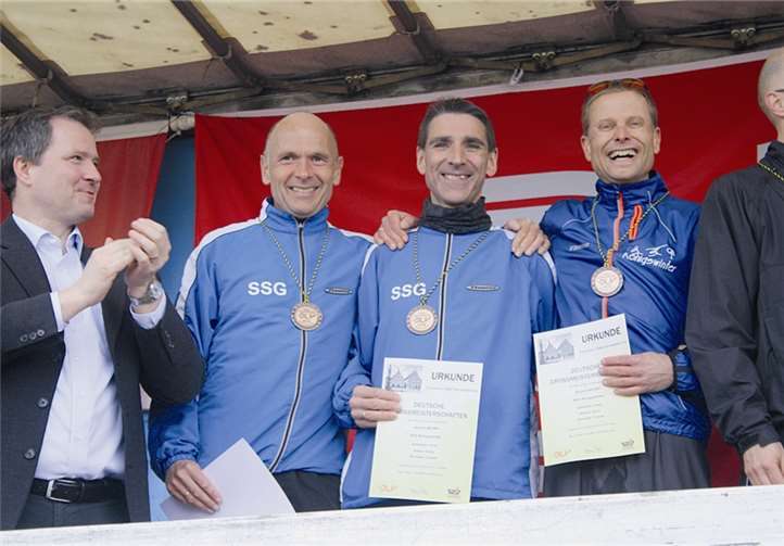 Bei der Siegerehrung (v.li.): Organisator Dornstetten, Thomas Schneider, Frank Apfelbaum und Guido Simons.privat