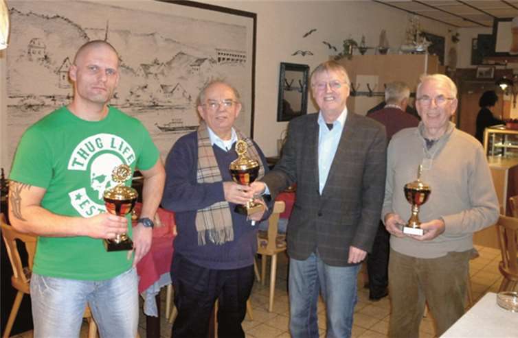 Bei der Siegerehrung (v.li.): Stefan Gritzner (3.), Ewald Heise (Stadtmeister), SPD-Vorsitzender Ingo Terschanski und Peter Heuser (2.). privat