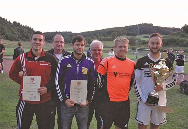 Bei der Siegerehrung wurden Urkunden und der Wanderpokal verliehen; v.l. Manuel Emmerichs (SG OASF/Barweiler), Bürgermeister Guido Nisius, Fabian Goeden (DJK Müllenbach), Norbert Cläsgens (SG Hocheifel), Steffen Hoffmann (SG Ahrtal) und Tobias Weiler (SG Hocheifel).