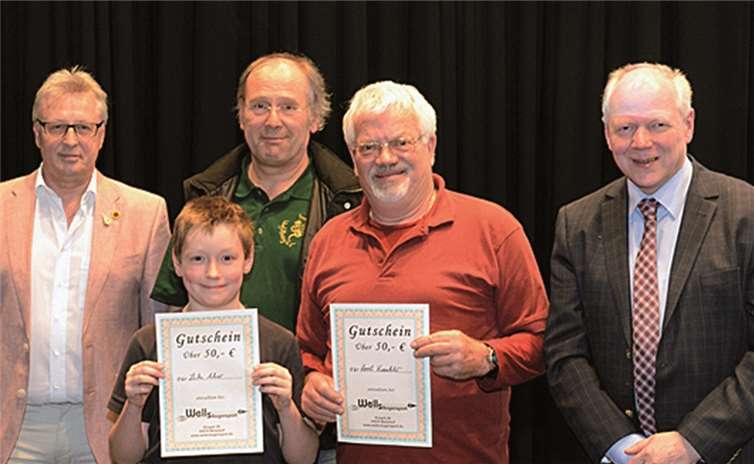 Bei der Siegerehrung zeichneten Walter Luksch (l.), der Präsident des Deutschen Feldbogenverbandes (DFBV), Bürgermeister Theo Hüffel (r.) und der Vorsitzende der Bogenschützen Wachtberg, Dr. Friedrich Heinbuch (Mitte) den jüngsten Teilnehmer, Luke Ahier, und den ältesten Teilnehmer, Horst Kunkler, aus.