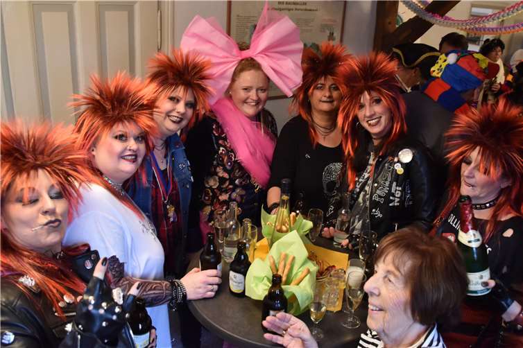 Bei der Siegesfeier im Rathaus hatteOrtsbürgermeisterin Natalja Kronenberg (Mitte) die Seiten gewechselt.