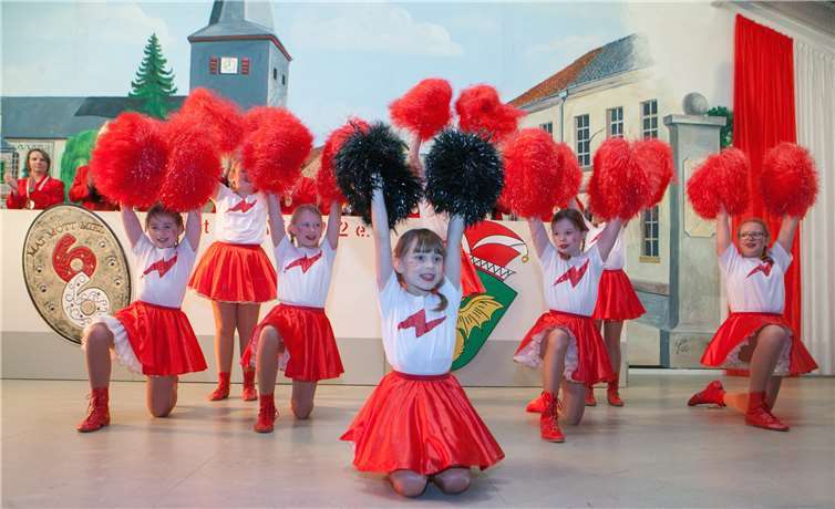 Bei der. Sitzung der Karnevalsgesellschaft „Mat mött Miel“ glänzten die „Mieler Pänz“ mit einem Show-Tanz nach Cheerleaderart.JOST