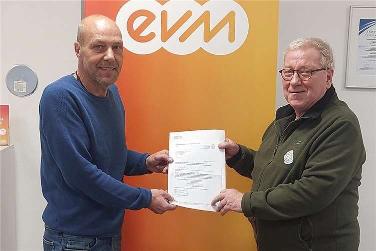 Bei der Spendenüberga be. Foto: privat