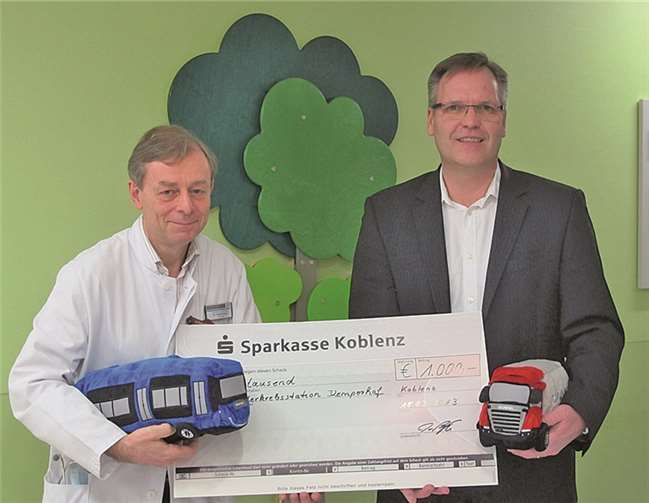 Bei der Spendenübergabe: Detlev Both, Dr. Rudolf Ferrari.privat