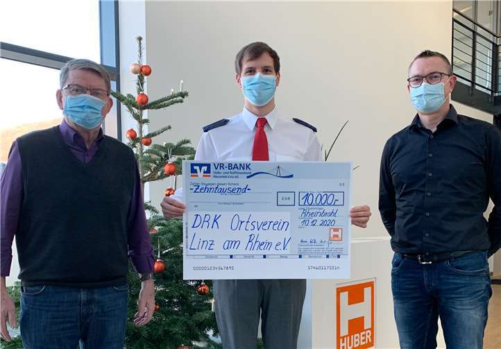 Bei der Spendenübergabe: Erwin Lötsch (Geschäftsführer), Christan Spitz (Systemadministrator) und Gruppenführer den Katastrophenschutz und Arno Geis (Geschäftsführer). Foto: HIB Huber Integral Bau GmbH