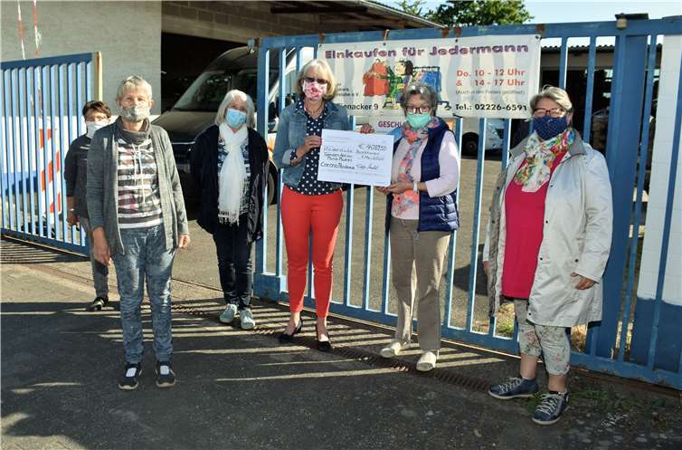 Bei der Spendenübergabe: Evelyn Schnabel, Edith Klein und Mitstreiter der Kleiderstube. Foto: - EICH -
