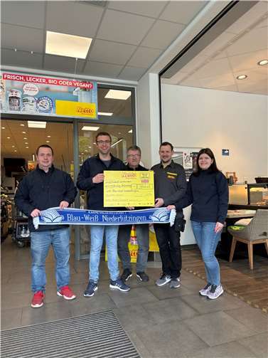 Bei der Spendenübergabe. Foto: privat