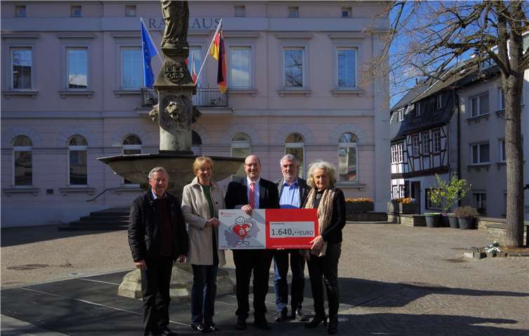 Bei der Spendenübergabe: Hans Paul (v.li.), Steffi Oberhaus, Frank Kremer (KSK Remagen), Rudolf Kluth und Rosemarie Bassi. Foto: Maximilian Oberhaus