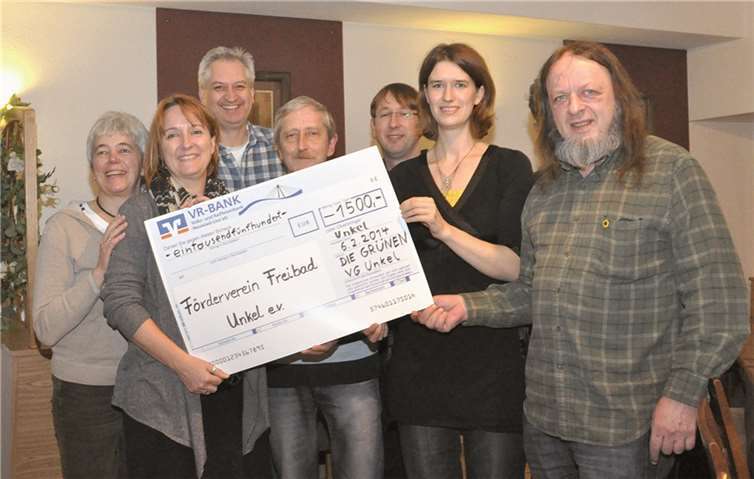 Bei der Spendenübergabe: Hildegard Welsch, Katja Lorenzini, Robert Wollscheid, Wolfgang Plöger, Robin Syllwasschy, Susanne Haller, Ansgar Federhen.privat