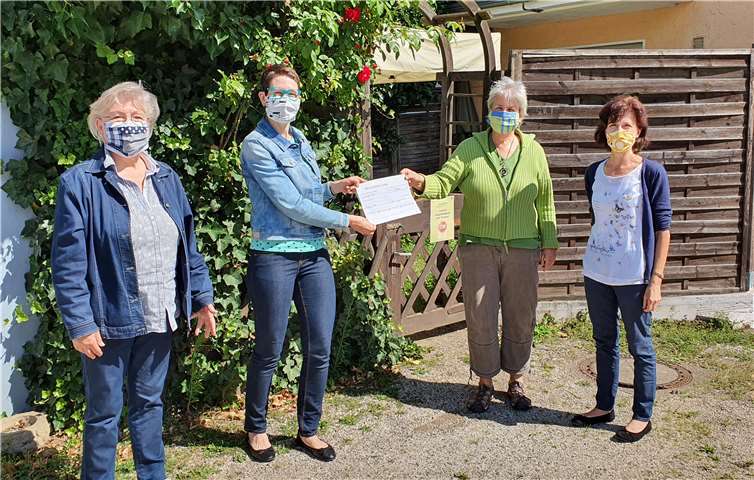 Bei der Spendenübergabe: Irene Thönnessen (v.li.) und Michaela Adolph (Team Remagen hilft), Doris Elsweiler und Mechthild Frisch (Verein Frauen für Frauen e.V.). Foto: privat