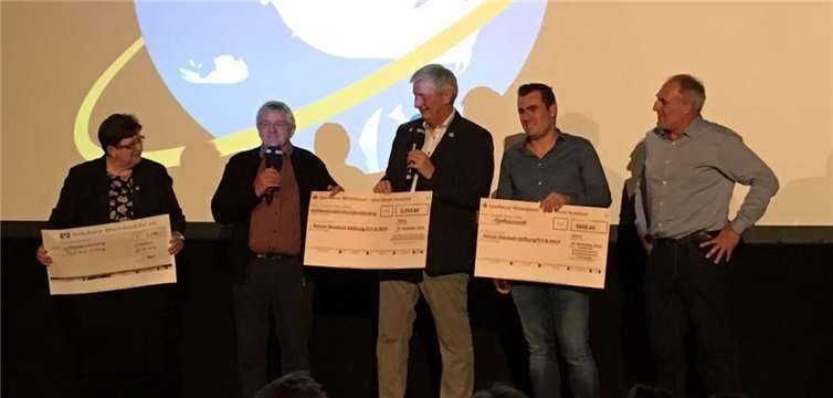 Bei der Spendenübergabe: Irmgard Harst (v.l.), Alfred Breitbach, Reiner Meutsch, Florian und Frank Hartmann. privat