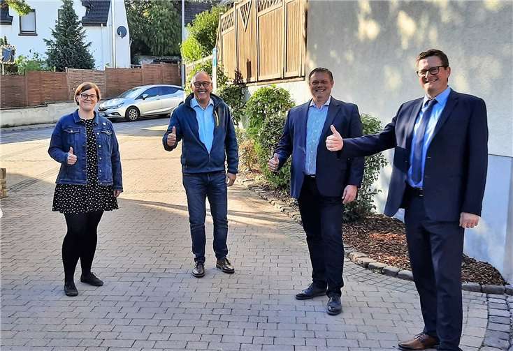 Bei der Spendenübergabe: Jugendpflegerin Nadine Bohr (v.li.n.re.), Beigeordneter Karl-Josef Dötsch, Ortsbürgermeister Dirk Rohm und Bernd Butter VR Bank. Foto: privat