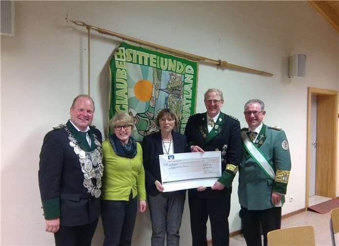 Bei der Spendenübergabe: König Michael Sahl, Gabi Mannheim, Josefine Schwipper, Peter Nonn und Sigi Belz. Fotos:privat