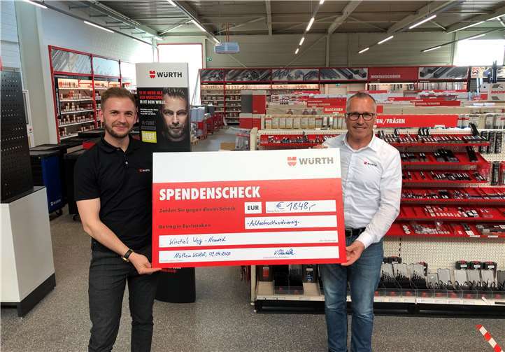 Bei der Spendenübergabe: Niederlassungsleiter Konrad Schwitalla (v.re.) und Trainee Jonathan Pietsch. Foto: privat