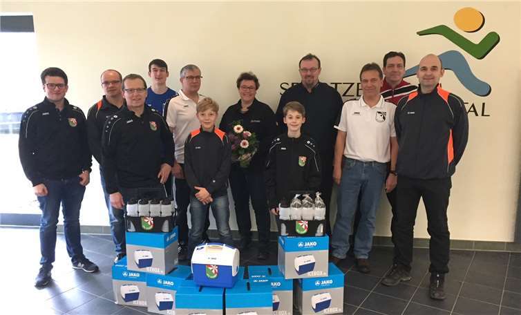 Bei der Spendenübergabe: Sebastian Schmitz (v.li.), Jens Brehm, Frank Loch, Jan Loosen, Frank Loosen, Marco Brehm, Birgit Gros, Valentin Bürger, Stefan Schiele, Martin Selbach, Marcus Fassbender und Christof Bürger. privat