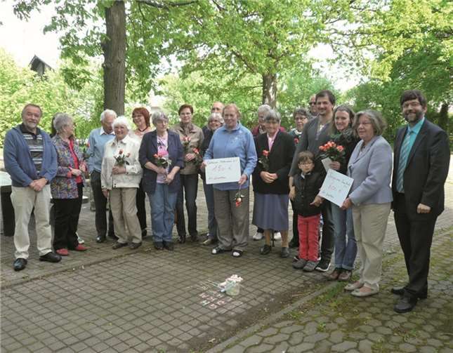Bei der Spendenübergabe Stadtbürgermeister Wolfgang Lambertz (v.re.n.li.), Vorsitzende des Bürgervereein Brauheck Elke Heiß, Bernd und Sabine Andres mit Jonathan, Bildmitte: Viceobermöhn Elke Thiel vom Möhnenverein Cochem sowie Hans und Waltraud Hoheisel (3. u. 4 v.li.), die Urgroßeltern von Jonathan. privat