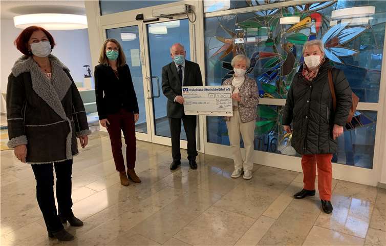 Bei der Spendenübergabe: Ulrike Dobrowolny (v.li.n.re.), Caroline Hillesheim, Wolfgang Meisen, Ingrid Hübner und Hildegard Schneider. Foto: privat