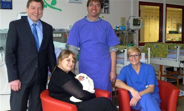 Bei der Spendenübergabe: Vorsitzender Dr. Marc Bohr, eine Mutter mit Kind, Dr. Urban Himbert, Chefarzt der Klinik für Kinder- und Jugendmedizin, und Schwester Kerstin Bornhofen, Fachkrankenschwester für Intensivpflege und Leiterin der Station 33.privat