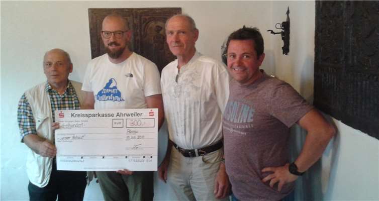 Bei der Spendenübergabe: Werner Müller, Orga-Team Bulls MTB Cup (v.li.n.re.), Dr. Martin Schiffart, Helmut Jaax und Martin Tillmann, 2. Vorsitzender RC Herschbroich. Foto: privat