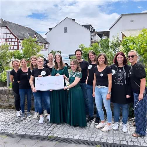 Bei der Spendenübergabe an den Förderverein KiTa Tatzelwurm Kobern. Fotos: privat