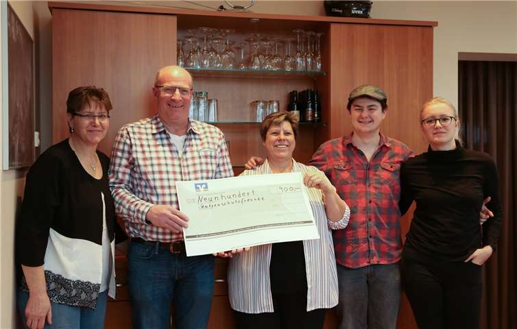 Bei der Spendenübergabe an den Katzenschutzverein: Karin (v.li.n.re.) und Tünn Hennrichs, 1. Vorsitzende der KSF Andrea Brezina, Marco Grüber mit Freundin Leona. privat