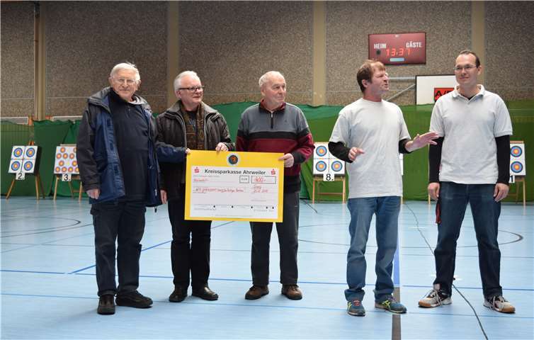 Bei der Spendenübergabe an die Aktiv-Gemeinschaft Sinzig (von links): Gottfried Nonnast, Werner Hoffmann, Uwe Degen, Udo Reuter und Matthias Bechler.privat