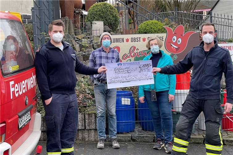 Bei der Spendenübergabe an die Feuerwehr Oberdreis. Foto: privat