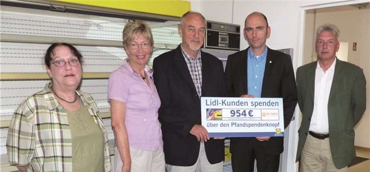 Bei der Spendenübergabe freuten sich Barbara Barion, Traudel Sievert, Dr. Uwe Petersen, Sascha Hammes und Klaus Möller.WM