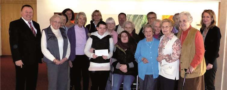 Bei der Spendenübergabe freuten sich Schenkende und Beschenkte im Seniorenstift Augustinum mit Landrat Dr. Jürgen Pföhler (l.) und Leiterin Caroline Hillesheim (r.). WM
