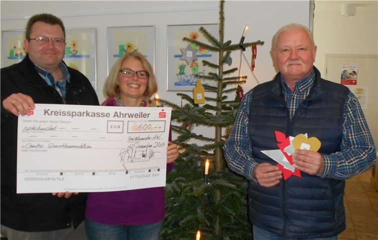 Spende statt Weihnachtspräsent Bei der Spendenübergabe für den Caritas-Wunschbaum (v.l.) Andy Wershofen, Ursula Schmitten und Frank Wershofen.