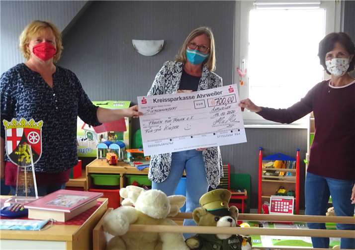 Bei der Spendenübergabe im Frauenhaus(v. Li.): Ute Blank ( Mitarbeiterin Frauenhaus ), Petra Kramke ( Spenderin ) und Mechthild Frische ( Mitarbeiterin Frauenhaus).Foto: privat