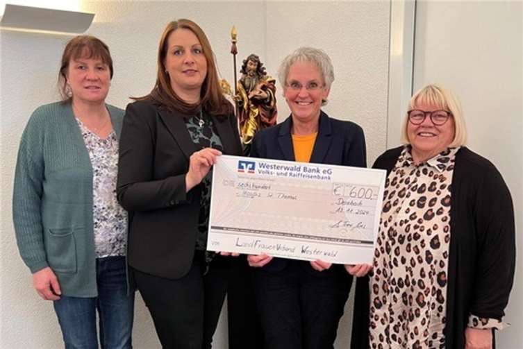 Landfrauen Westerwald übergeben 400 Euro Spende Bei der Spendenübergabe im Hospiz St. Thomas (v.l.n.r.): Tanja Tönges, (Besitzerin), Tina Breuer-Metternich (Beisitzerin), Eva-Maria Hebgen (Einrichtungsleitung) und Gudrun Franz-Greis. Foto: DGKK, Stefan Mattes