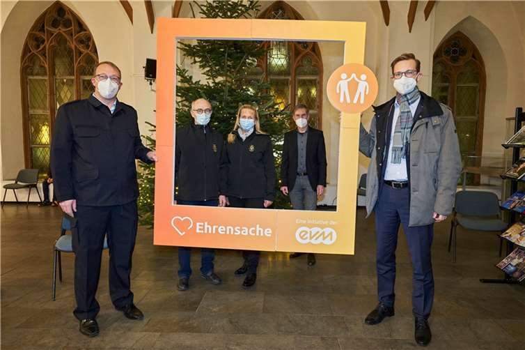 Bei der Spendenübergabe im Montabaurer Rathaus waren dabei: (v.l.) Markus Negd vom Förderverein der Freiwilligen Feuerwehr Montabaur-Horressen, Burkard Mai und Antonie Lademann von Gesangverein Arion 1900 Nomborn, evm-Kommunalbetreuer Norbert Rausch und Bürgermeister Ulrich Richter-Hopprich. Foto: evm / Sascha Ditscher