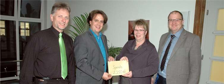 Bei der Spendenübergabe im Rathaus (v.l.): Heinz Hoffmann (Chorios), Thomas Sebastian (YouGo), Flüchtlingskoordinatorin Claudia Baur und Bürgermeister Guido Nisius. UM