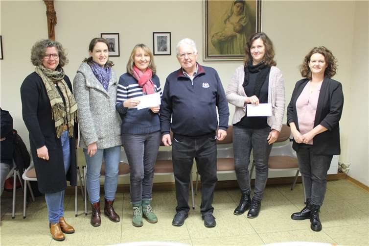 Bei der Spendenübergabe in Waldorf freuten sich über das stolze Spendenergebnis (von links): Chorleiterin Andrea Ernst, Edda Hornberger, Susanne Nachtsheim, Paul Weber, Astrid Gehrke und Annika Koch.  Foto: Andreas Stutzmann