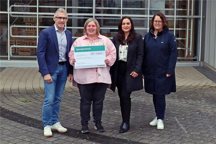 6.000 Euro für den Wiederaufbau Bei der Spendenübergabe in den Caritas Werkstätten in Sinzig (von links): Franz Josef Bell, Klara Eckel, Mimoza Zeqa (beide Dr. Eckel Animal Nutrition) und Britta ott. Foto: Rebecca Hof / Caritas Werkstätten
