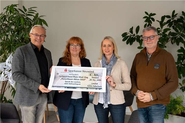 Bei der Spendenübergabe in der Caritas Geschäftsstelle in Neuwied. Von links: Landrat Achim Hallerbach, Fachteamleiterin der Ambulanten Kinder- und Jugendhilfe Ulrike Proft, Büroleiterin der Neuwieder Kreisverwaltung Diana Wonka und Caritas-Direktor Eberhard Köhler.  Foto: Martin Boden (Kreisverwaltung Neuwied)