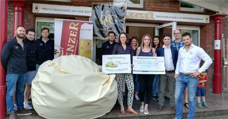 Bei der Spendenübergabe konnten eine Geldspende in Höhe von 2.389,20 Euro und ein Sitzsack im Wert von 800 Euro übergeben werden.privat