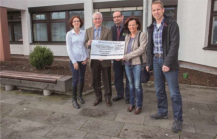 Bei der Spendenübergabe sind dabei: Sabine Hagedorn, Volker Mendel, Achim Hoffmann, Gabi Salma und Jochen Wiebusch (v.l.).WT