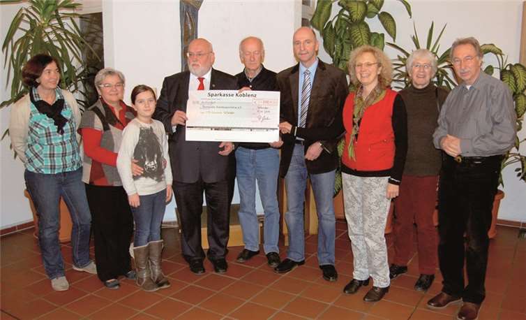 Bei der Spendenübergabe (v. l.): Gisela Ledwig-Gabriel, Christel Klöckner, Melena Möllmeier, Dieter Klöckner, MdL, Klaus Rogat, Peter Stäblein, Dr. Christa Weichert, Frau Schäfer und Holger Hachen. privat