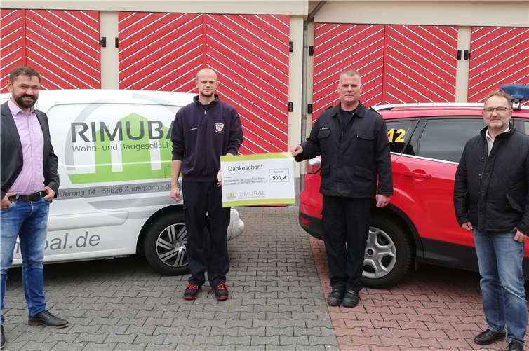Bei der Spendenübergabe (v. li.): Hr. Rimmer, Architekt der Fa.Rimubal, Hr. Klemmer ,stellvertrertender Wehrleiter, Hr. Schenkel, Wehrleiter, Hr. Baldinu, Verkauf Fa.Rimubal.Foto: privat
