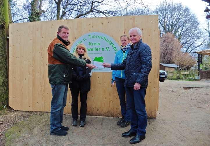 Bei der Spendenübergabe (v.l.): Claus Krah, Madeleine v. Falkenburg, Melanie Lünenbach, Jochen Seifert. privat