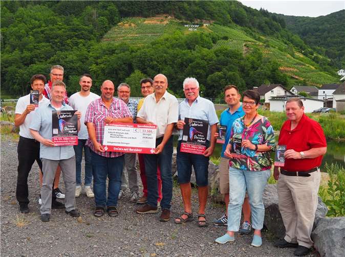 Bei der Spendenübergabe (v.l.) Jens Schmitt (Regisseur), Frank-Wolfgang Auvera (Mayschoß), Jörg Berweiler (Orga), Sebastian Sonntag (Zukunft Mittelahr), Thomas Hostert (Ortsgemeinde Rech), Martin Winninger, HaRo Müller, Werner Spitzley (Bürgermeister Ettringen), Alfred Sebastian (Bürgermeister Dernau), Martin Schell (Zukunft Mittelahr), Anne Krämer-Wendel und Olaf Kaltz.  Fotos: BS