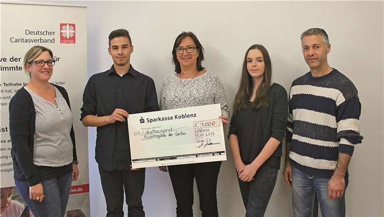 Bei der Spendenübergabe (v.l.): Nadine Höfer (Lehrerin), Aron Müller (Schülersprecherteam), Helga Baron (Caritasverband Koblenz), Natascha Rinck (Schülersprecherteam) und Martin Adam (Lehrer). privat