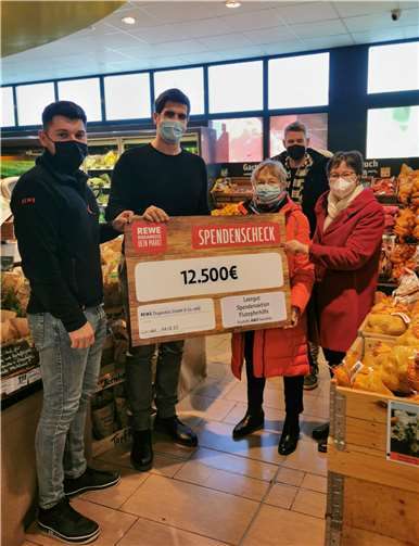 Bei der Spendenübergabe (v.l.): Tim Thermann, Daniel Dugandzic, Maria Gleißner, Tobias Leuning und Gisela Hein.  Foto: privat