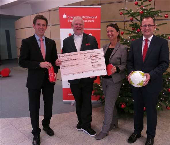 Bei der Spendenübergabe: v.li. Frank Michels, Edwin Scheid, Stefanie Weirich und Helmut Gabler.privat