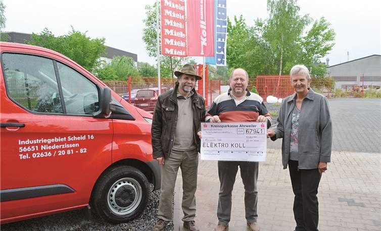 Bei der Spendenübergabe (v.li.) Günther Becker, Reinhard Koll und Marion Eisler. privat